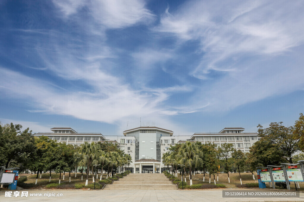 校园建筑前的开阔景致