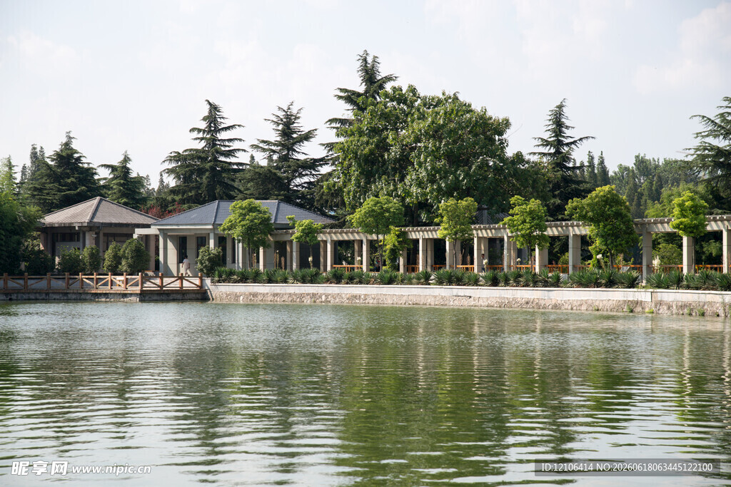 湖畔亭廊美景