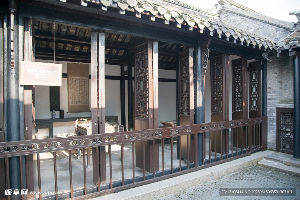 中式传统木质回廊建筑