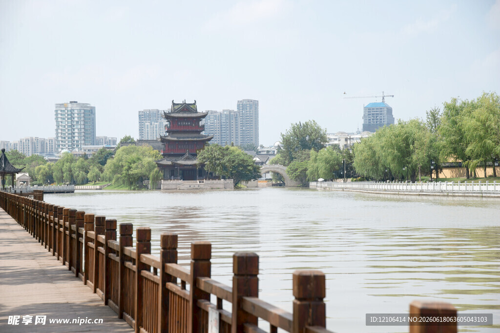 河畔木栏旁的城市风景