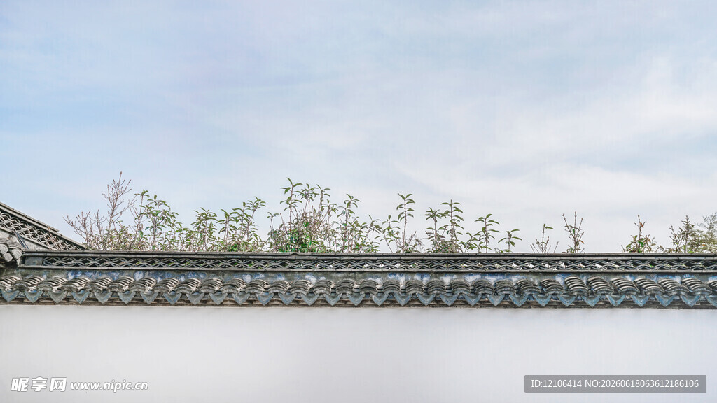 中式围墙旁的绿植景观