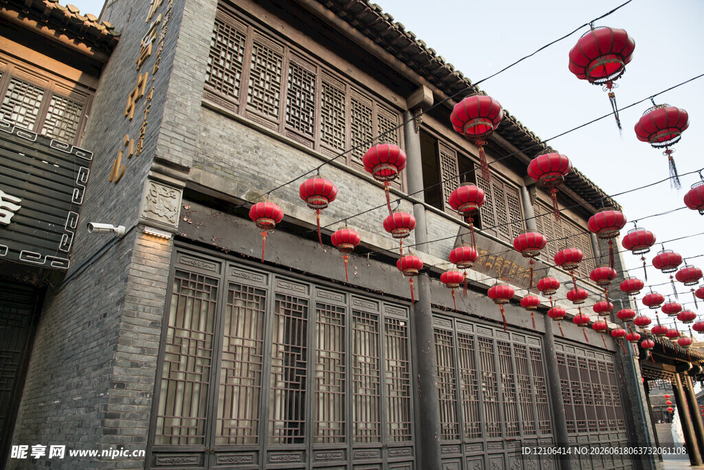 古街红灯笼装点的古朴建筑