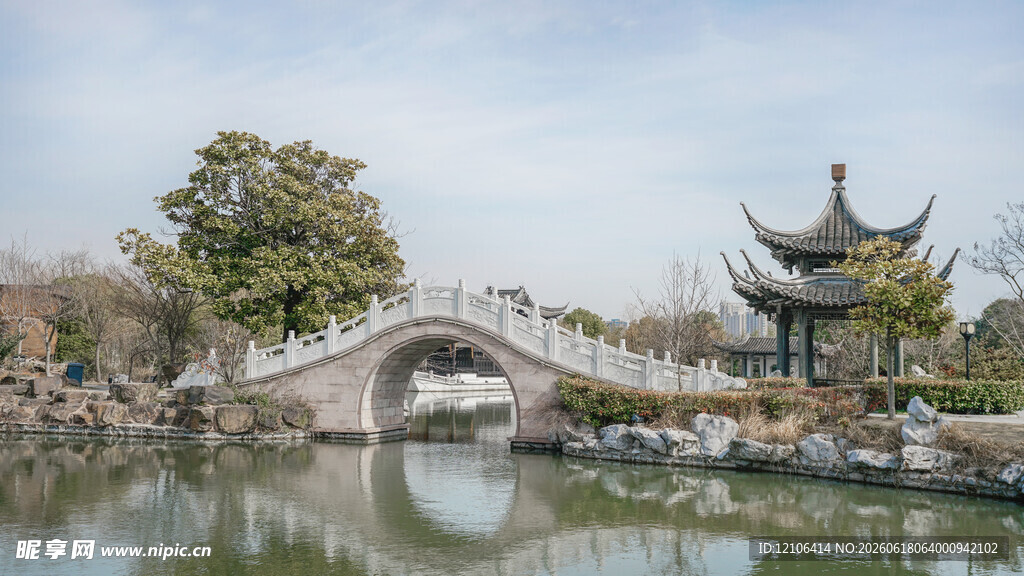 中式园林石桥与亭阁景致