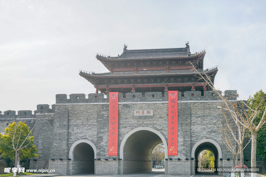 古城门楼尽显中式建筑韵味