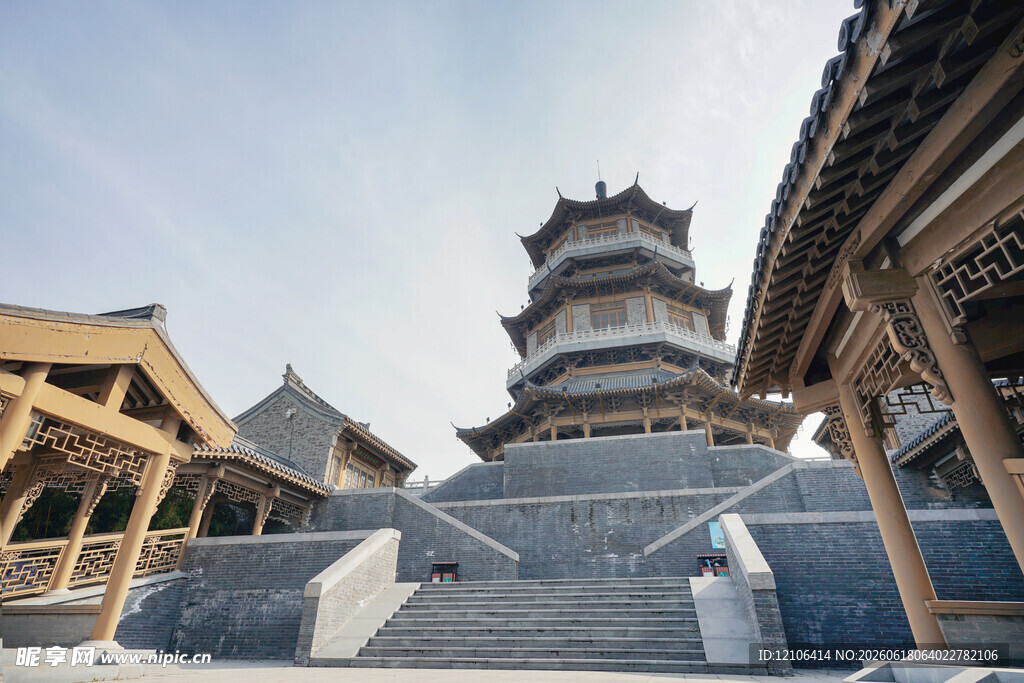 古建塔楼与周边中式建筑