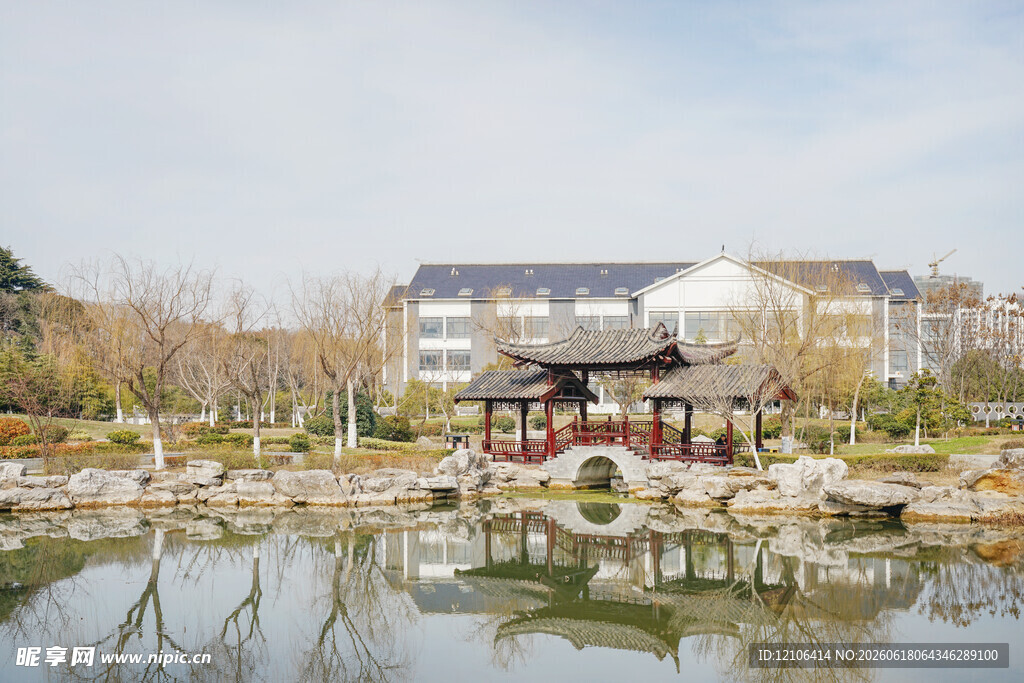 中式园林湖畔景致