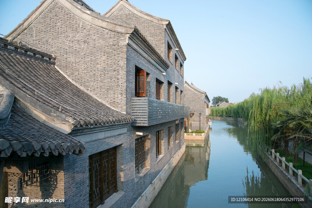 古宅傍水景
