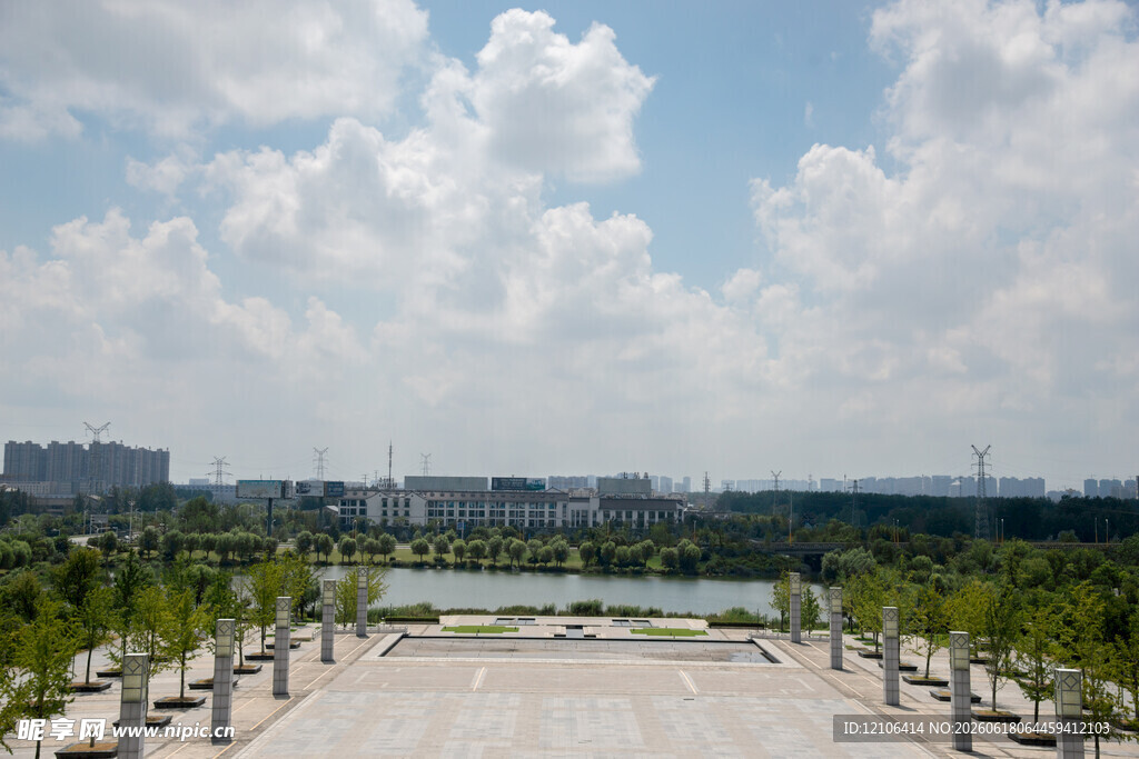 城市河畔开阔景观