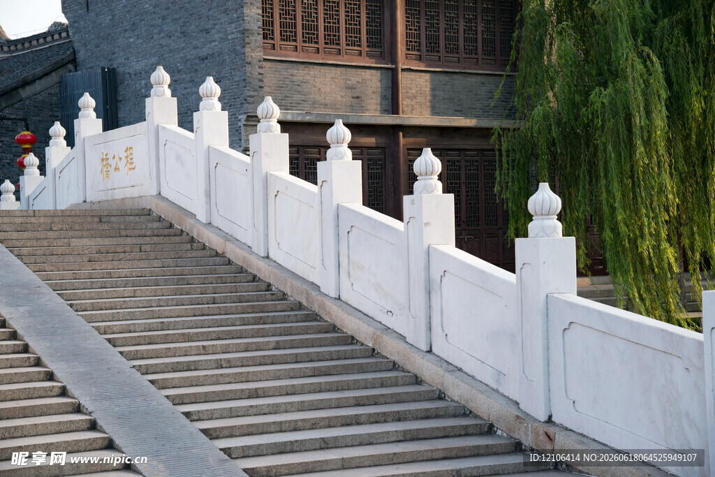 中式石桥与白色护栏景观