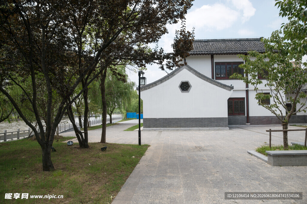 中式建筑旁的林荫小道