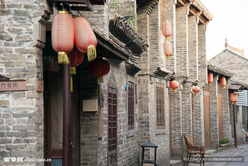 古巷红灯笼尽显中式韵味