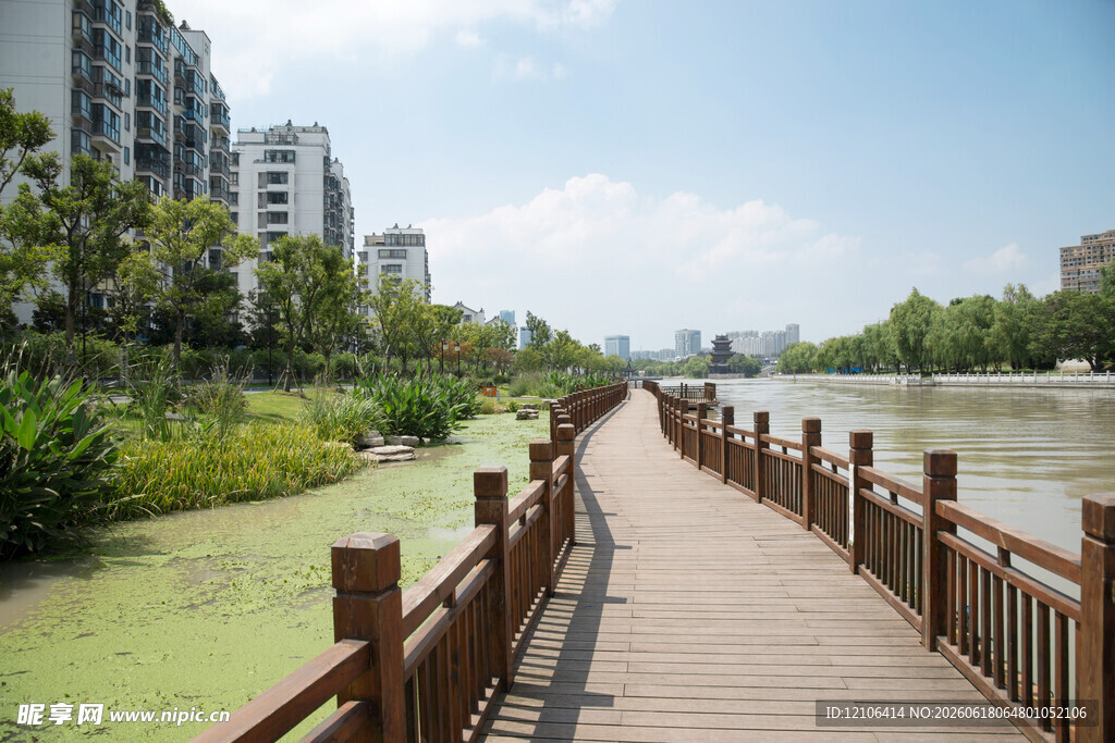 河畔木栈道风景