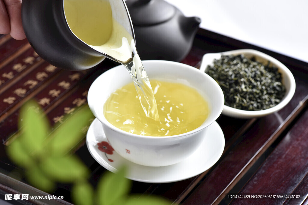 茶壶倾茶入杯