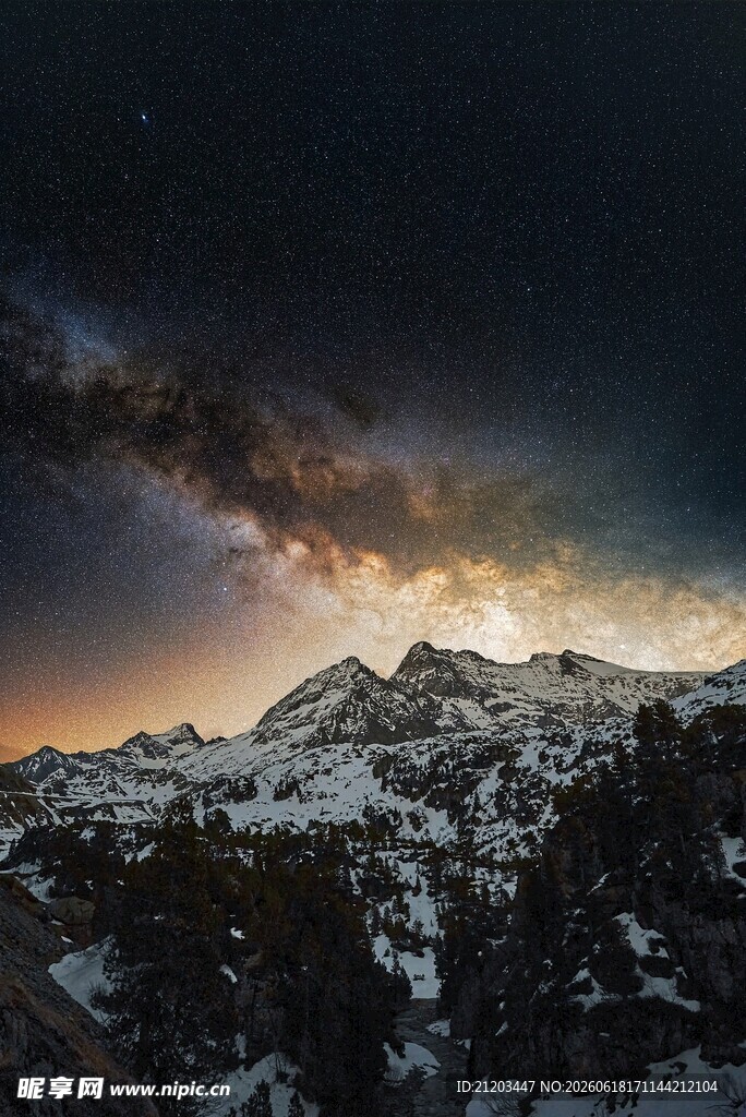 雪山之上的璀璨星空
