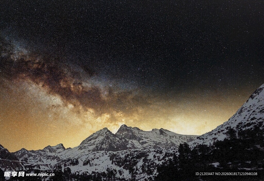 壮丽雪山与黄昏天空景观