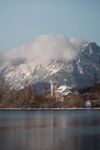 雪山湖泊静谧美景