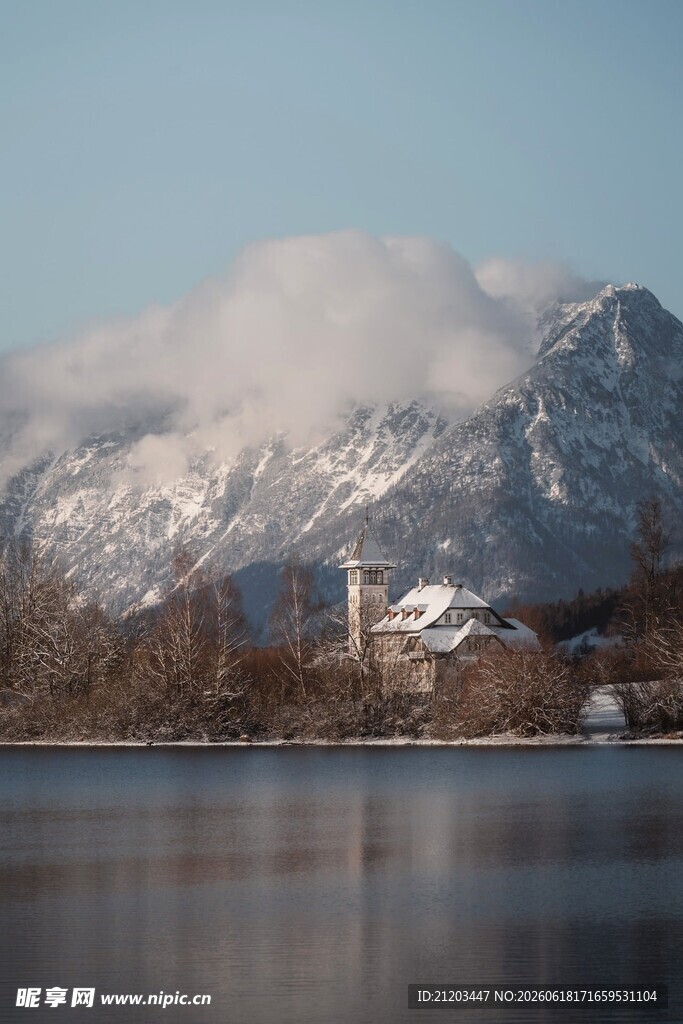 雪山湖泊静谧美景