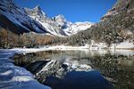 冬日雪山湖泊绝美倒影