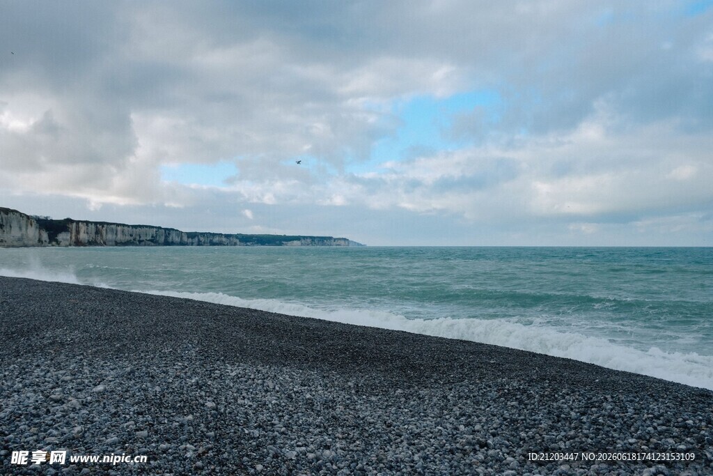 海边黑砾滩壮阔海景