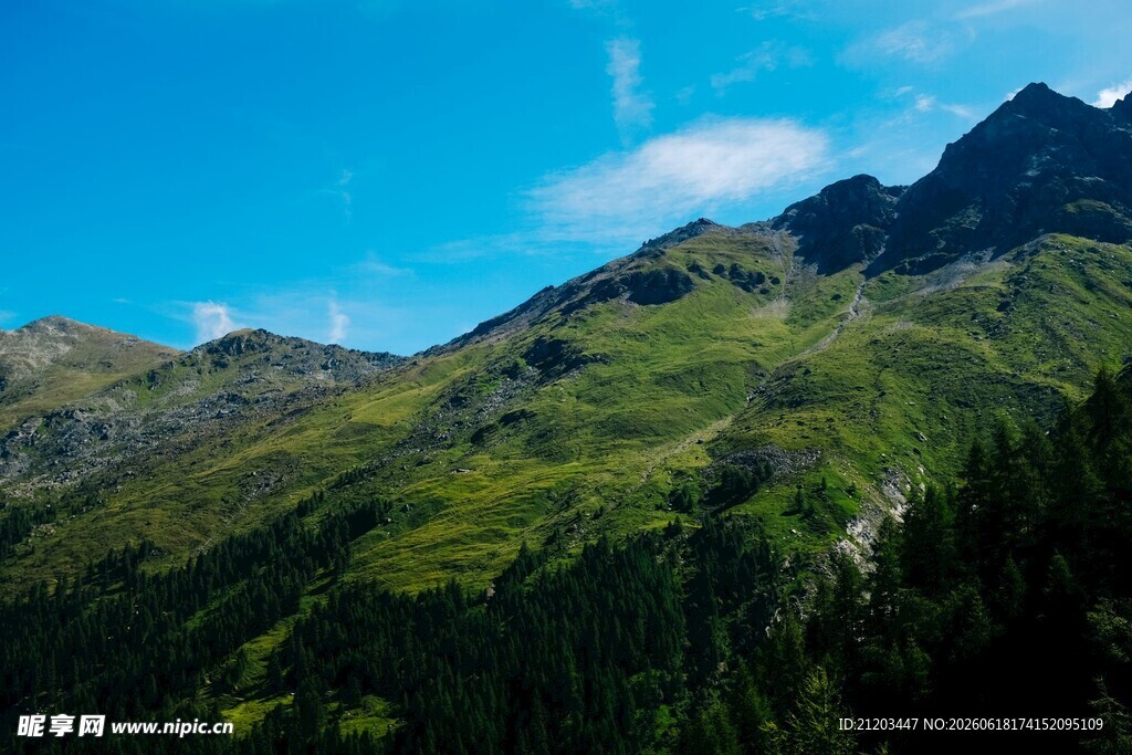 青山蓝天间的秀丽山景