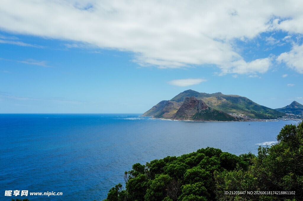 碧海蓝天中的山峦美景