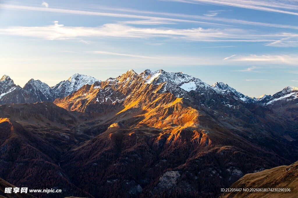 壮丽雪山日出美景