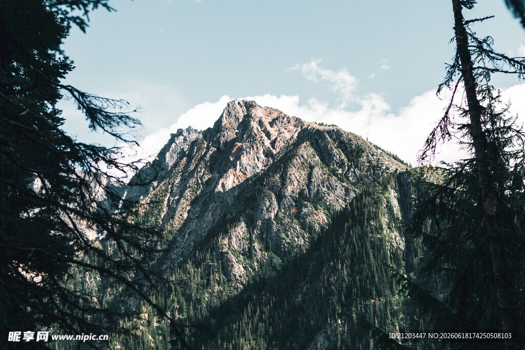 山林间的巍峨山峰