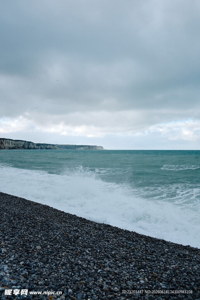 海边砾石滩海浪轻拍
