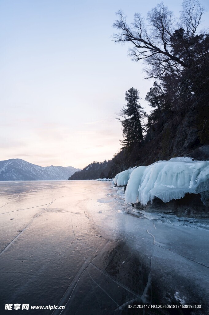 冬日冰封湖面的静谧美景