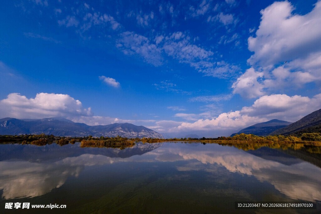 蓝天碧水间的静谧湖景