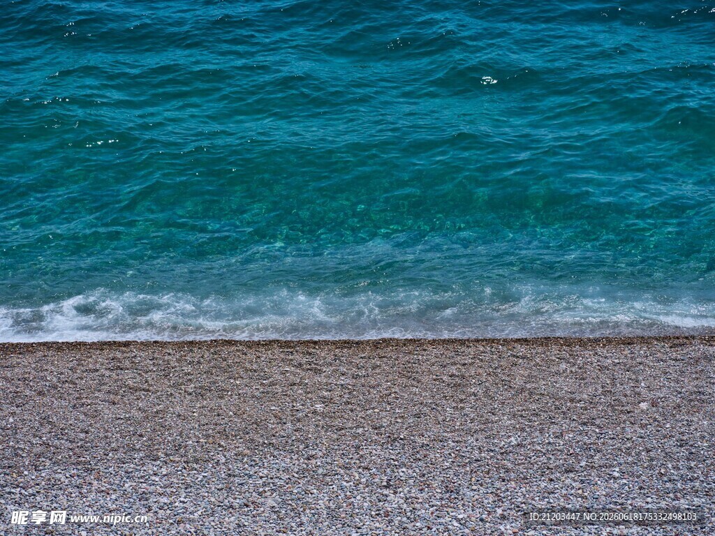 海边砾石与湛蓝海水