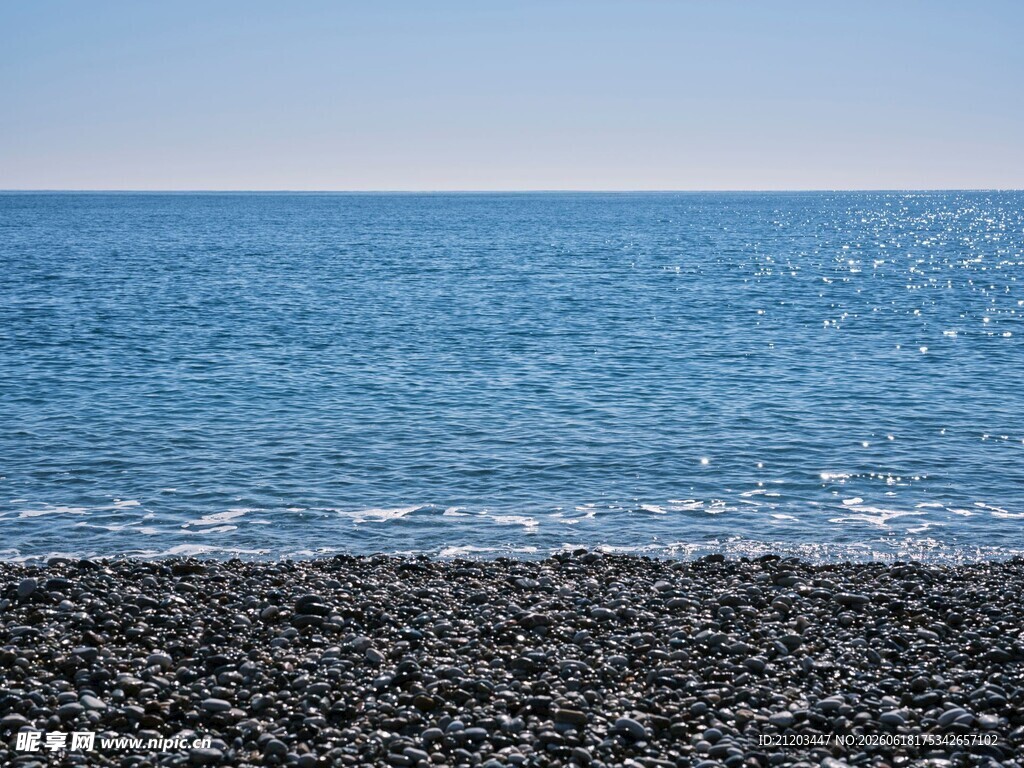 海边砾石滩蔚蓝大海景