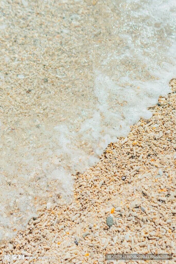 海浪轻拍沙滩的美丽瞬间