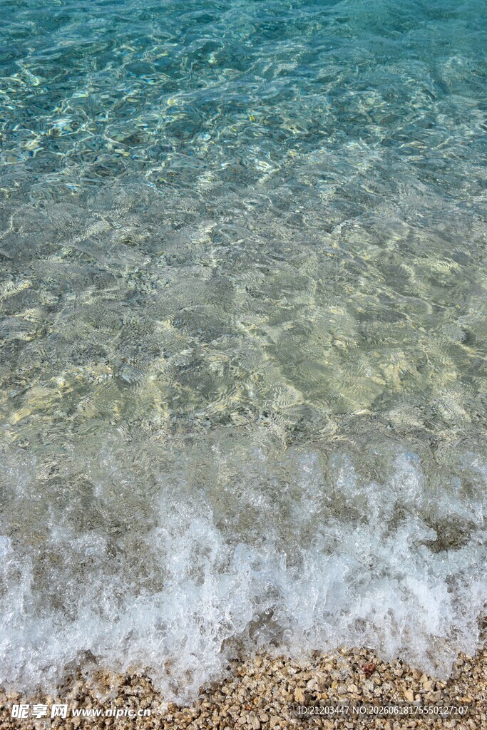 海边清澈海浪拍打沙滩