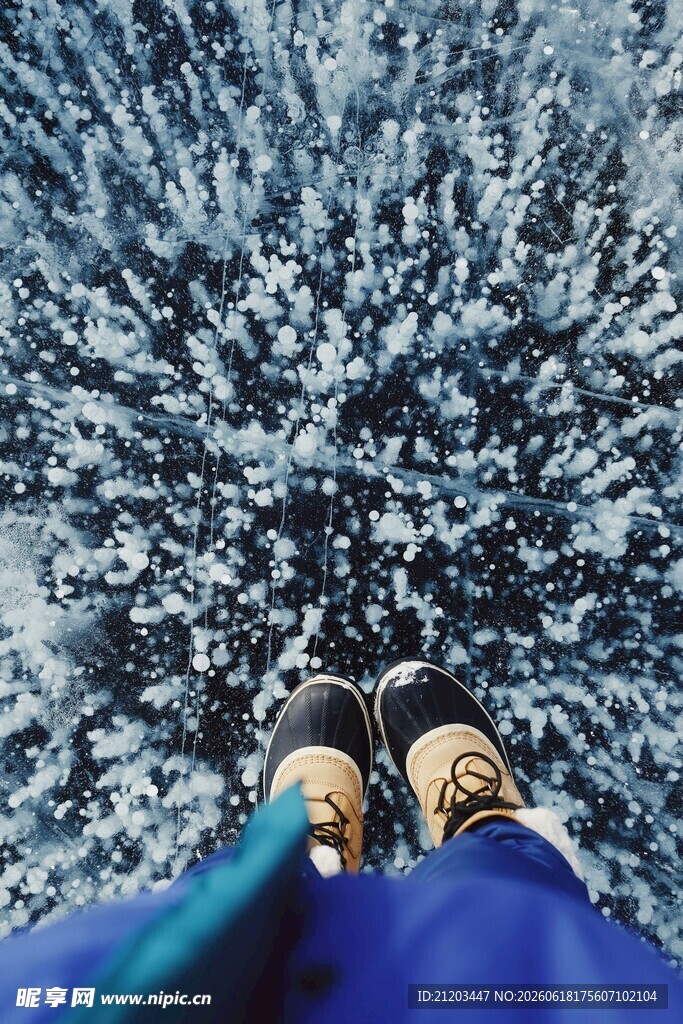 雪地中双脚的独特视角