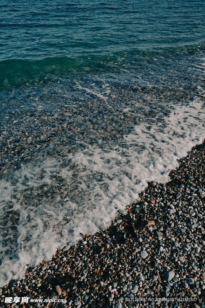 海边砾石与翻涌海浪