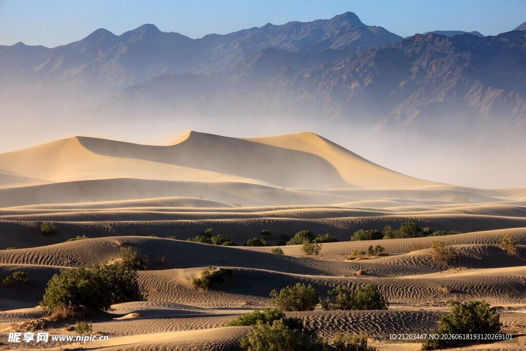 壮丽沙漠风光与远山景色