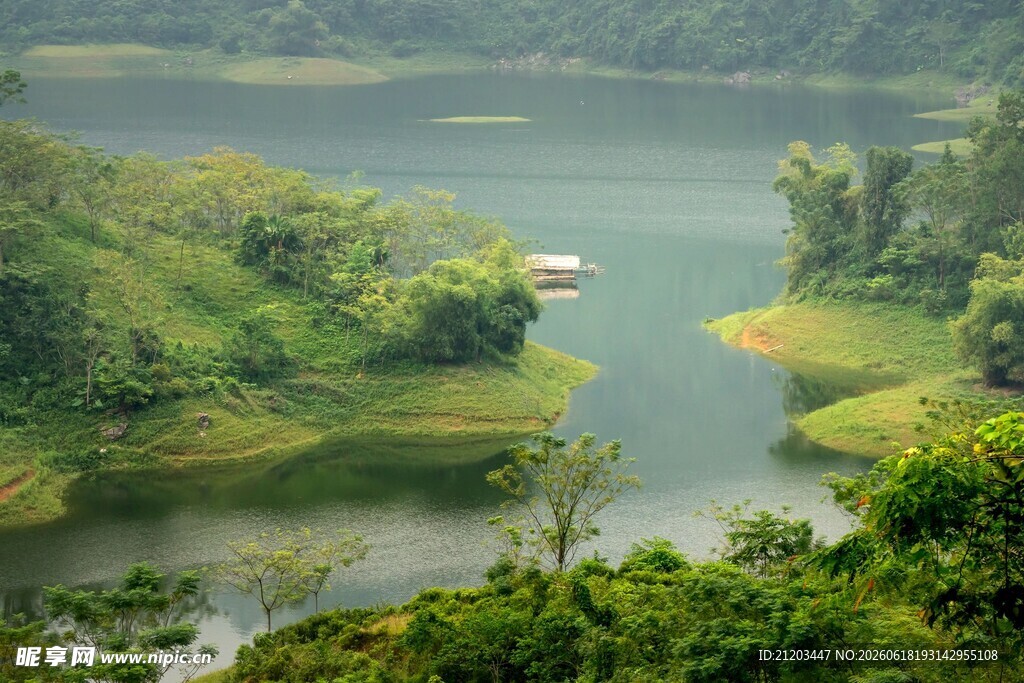 青山绿水间的秀丽湖景