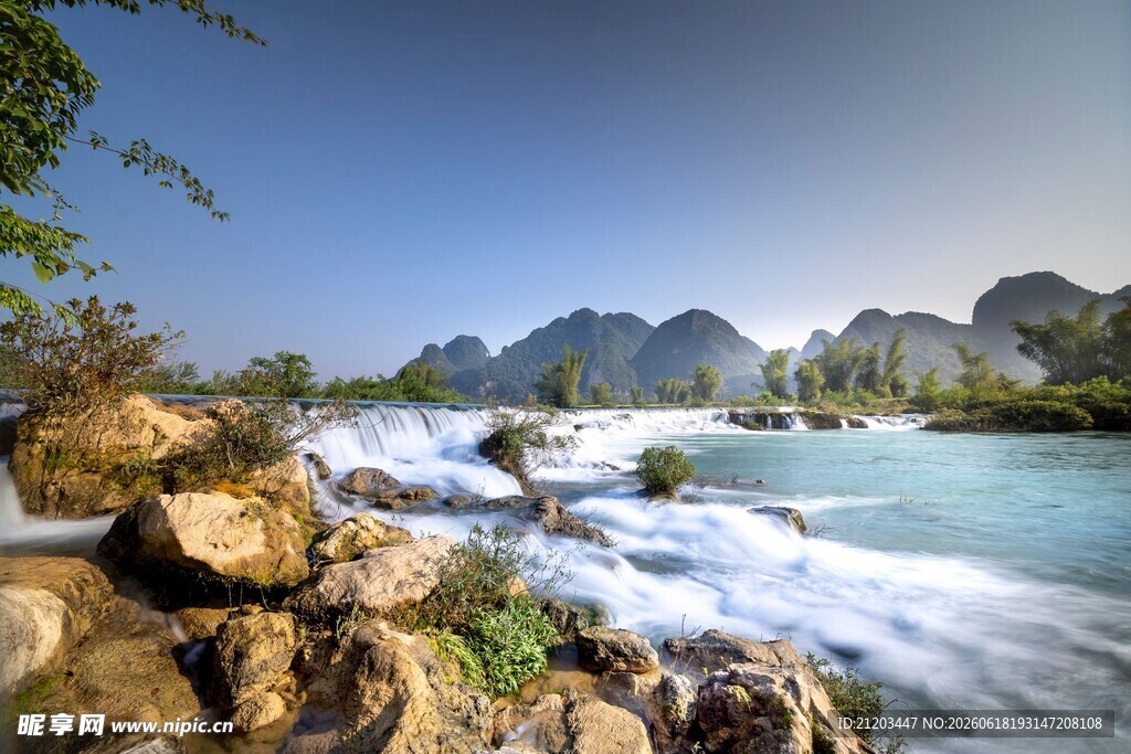山水间湍急溪流美景