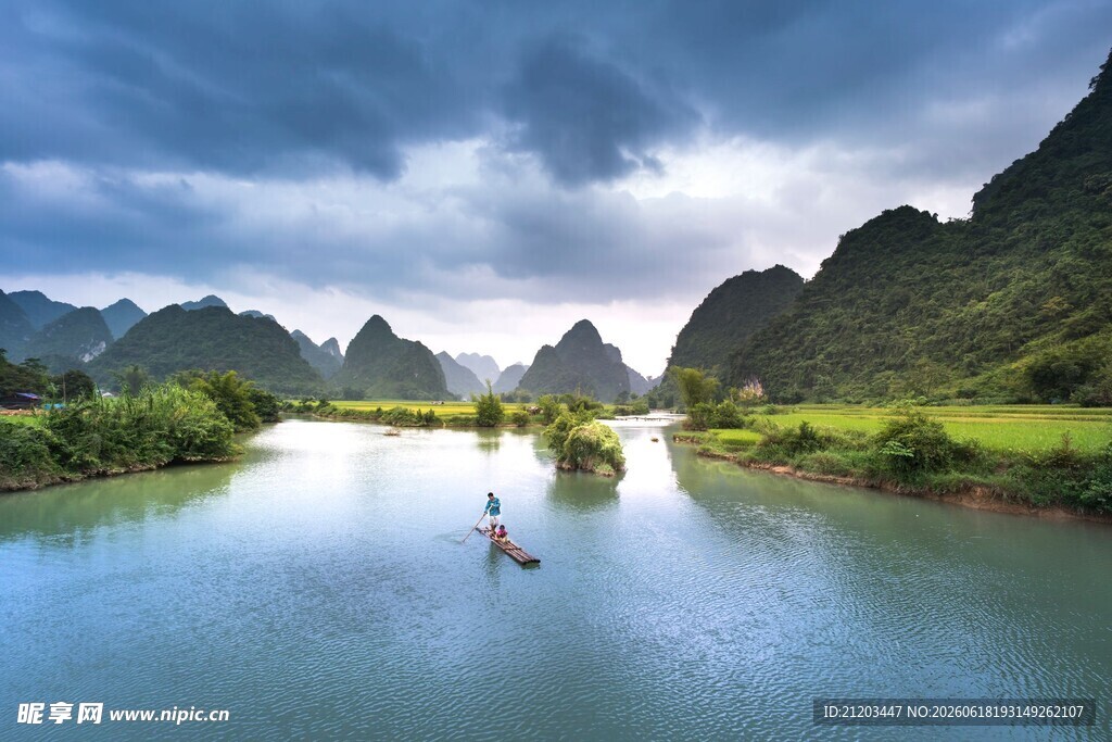 山水间孤舟悠然美景