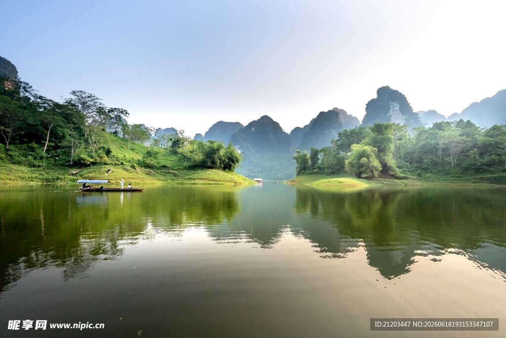 山水相依的静谧自然风景