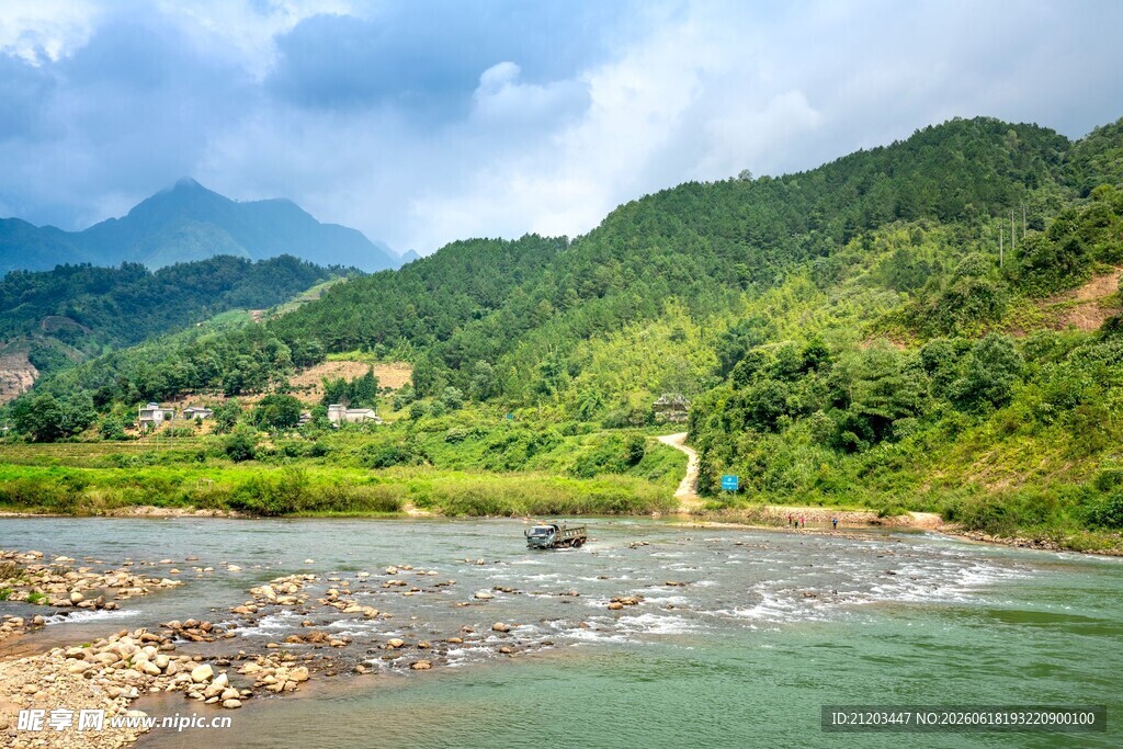 青山绿水间的秀丽河岸风光