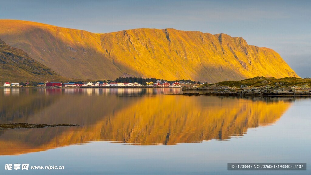 金色山峦下的静谧湖景