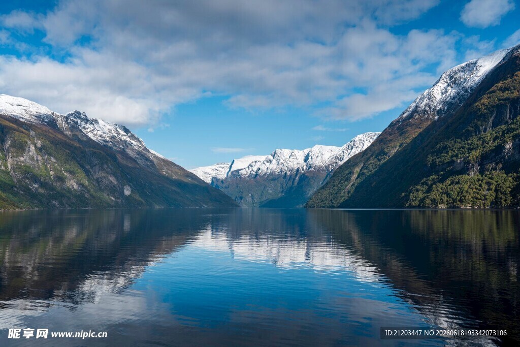 宁静山水间的绝美湖景