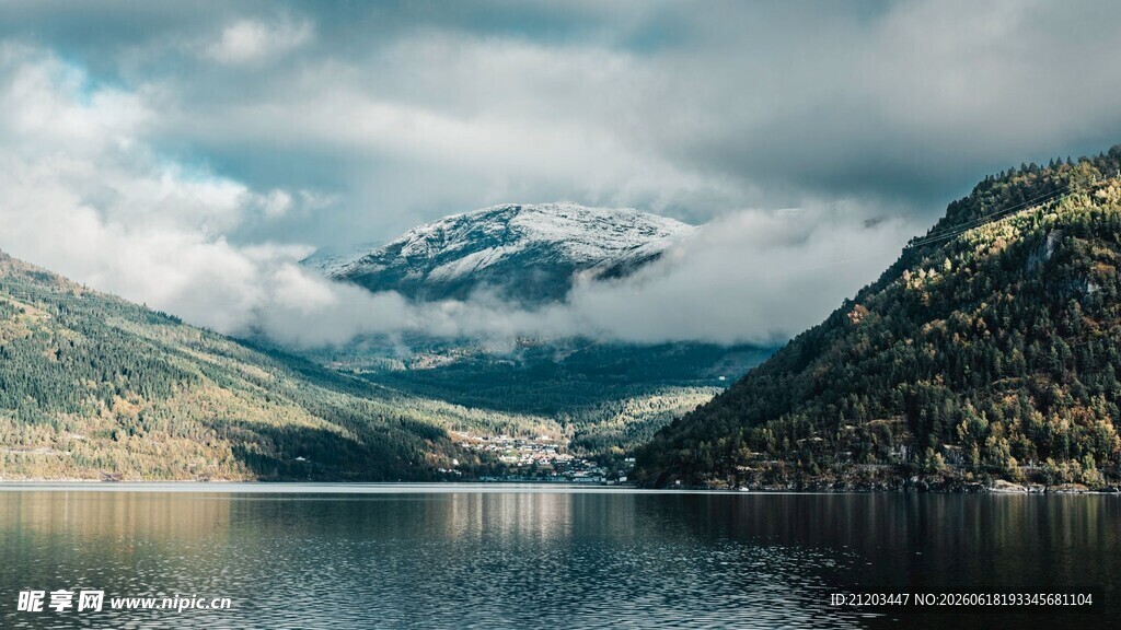 宁静山水间的秀丽湖景