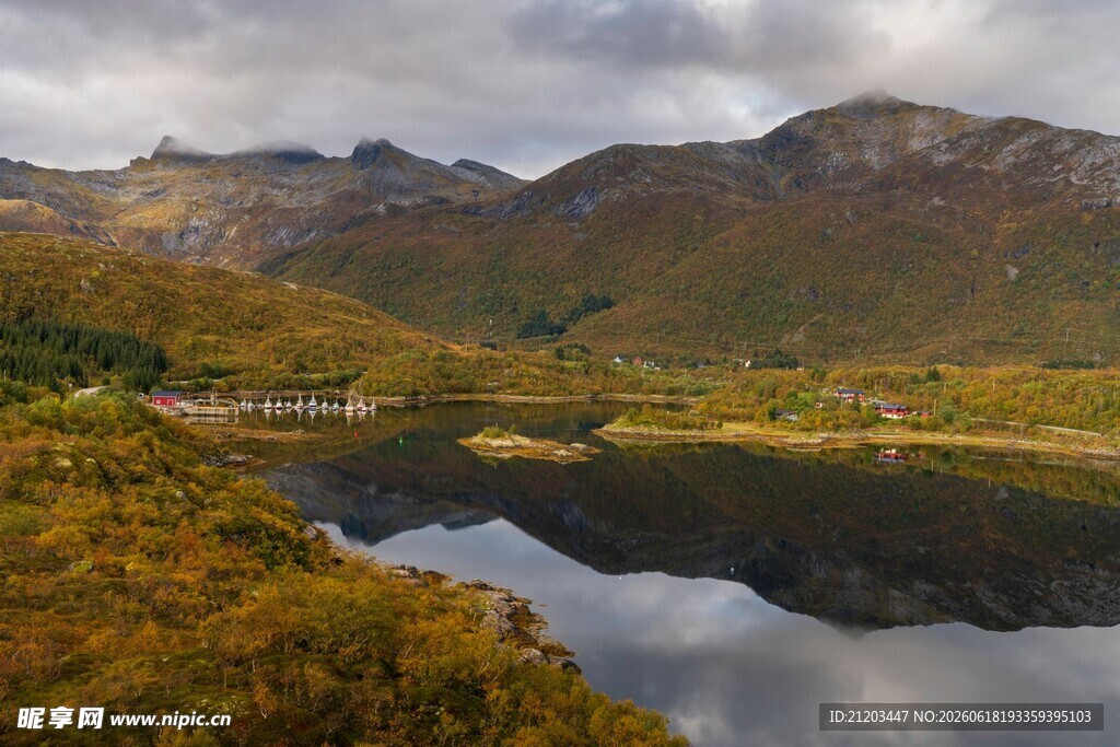 山间湖泊美景
