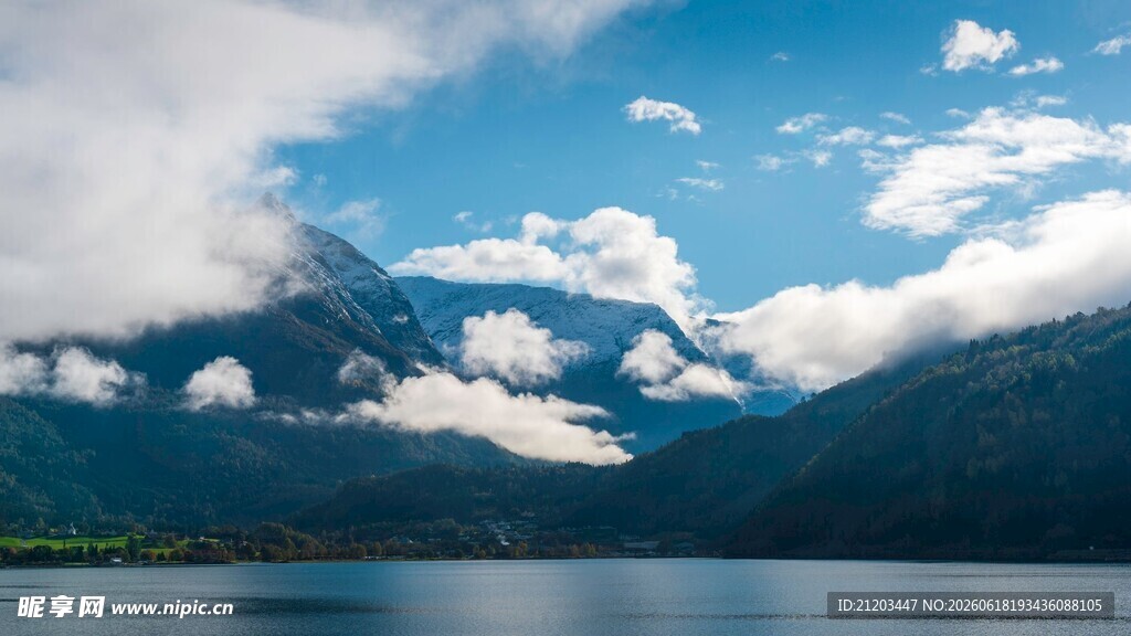 蓝天白云下的山水美景