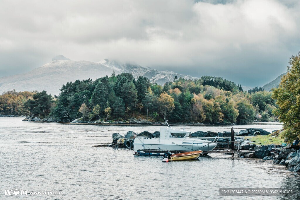 湖畔码头风景