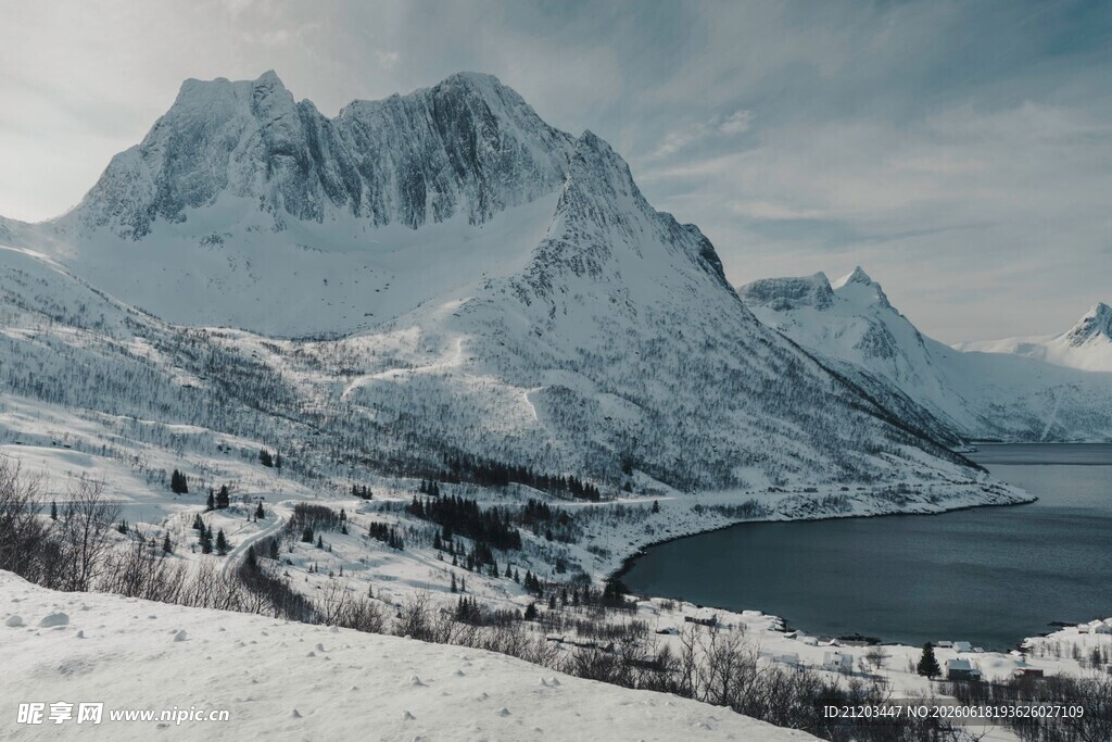 雪山湖泊壮丽自然景观