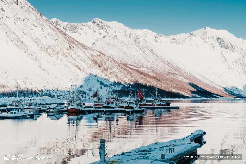 雪山湖畔的静谧小船